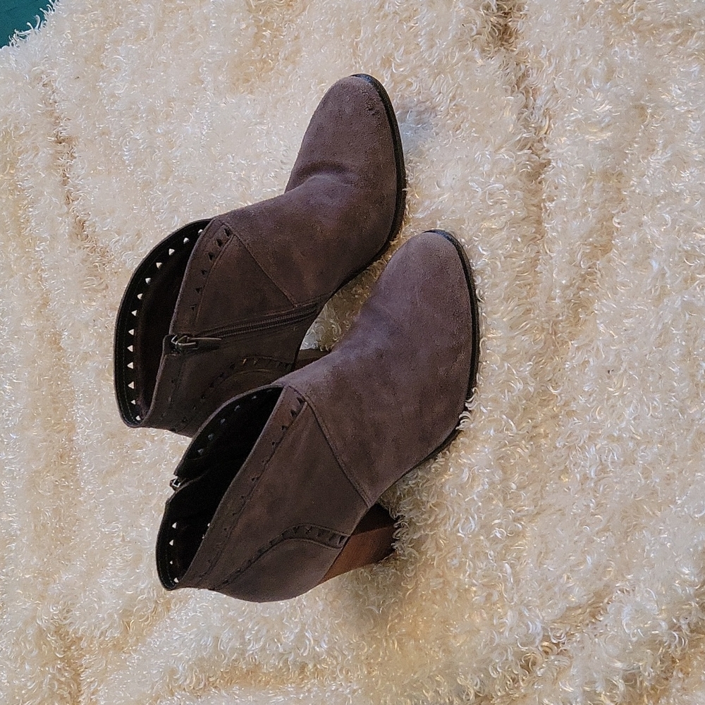 Darling Vince Camuto gray booties Sz 8 1/2